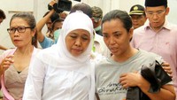 Khofifah menemui warga korban banjir. Ist/Kemensos.