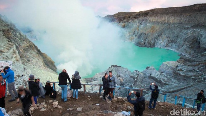 Wisatawan di Kawan Ijen (Ardian Fanani/detikTravel) Wisatawan di Kawan Ijen (Ardian Fanani/detikTravel)