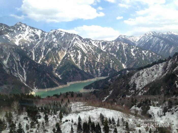 Pemandangan pegunungan bersalju di Tateyama Kurobe Alpine, Jepang