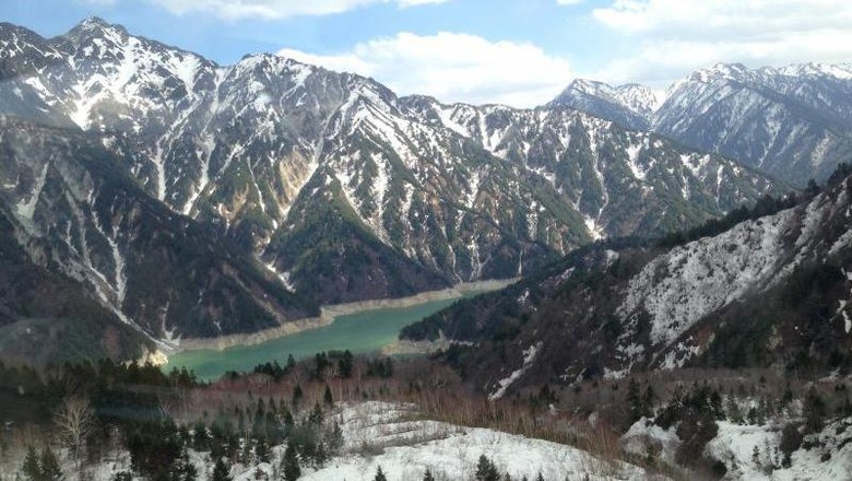 Gunung Salju Tateyama Pemandangan pegunungan bersalju di Tateyama Kurobe Alpine, Jepang