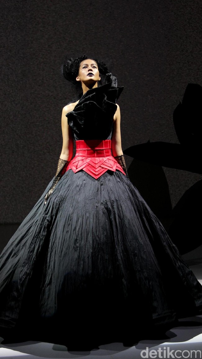 Koleksi Andreas Odang yang mengangkat tema Black Magnolia di IPMI Trend Show 2017. The Hall Lt.8, Senayan City. Jakarta. [Foto: Mohammad Abduh]