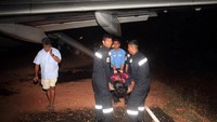 Tim penyelamat mengevakuasi korban luka. Indian Navy/Indian Ministry of Defence/Reuters.
