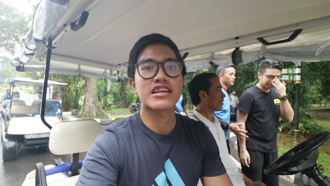 Sebagai salah satu anak orang nomor satu di Indonesia, Kaesang Pangarep memang tak pernah luput dari sorotan sejak ayahnya, Presiden Joko Widodo, menempati bangku presiden pada 2014. Kendati demikian, bungsu dari tiga bersaudara ini tetap nyaman dengan gaya busananya yang kasual. (Foto: YouTube/Kaesang)