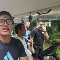 Sebagai salah satu anak orang nomor satu di Indonesia, Kaesang Pangarep memang tak pernah luput dari sorotan sejak ayahnya, Presiden Joko Widodo, menempati bangku presiden pada 2014. Kendati demikian, bungsu dari tiga bersaudara ini tetap nyaman dengan gaya busananya yang kasual. (Foto: YouTube/Kaesang)