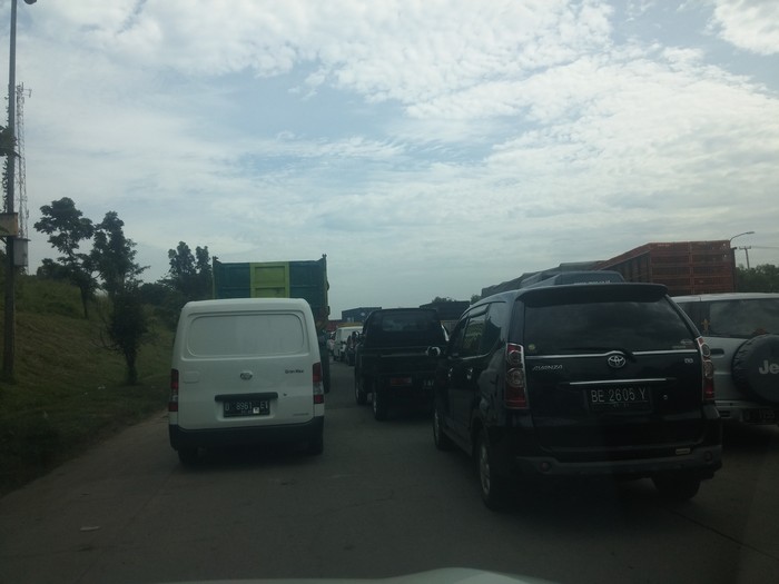 Cerita Pengendara yang Kena Macet Parah Imbas Perbaikan Jembatan Cisomang