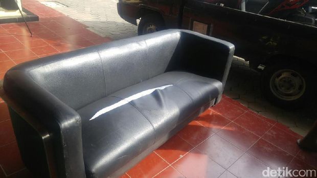 Barang Bukti Perusakan Social Kitchen: TV Pecah, Kursi Robek Hingga Mobil