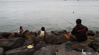 Beberapa bahkan mengajak serta anak, untuk sekedar bermain.
