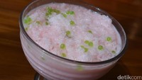 Es buah jelly dengan paduan potongan buah segar sangat cocok dinikmati setelah makan seafood. Hmm, segar!