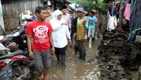 Khofifah mengunjungi desa-desa yang terendam banjir bandang. Ist/Kemensos.