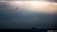 Helikopter juga dikerahkan untuk melakukan pencarian di Laut Hitam. Maxim Shemetov/Reuters/detiKFoto.