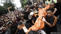 Pantauan detikcom di lokasi, Selasa (27/12/2016) empat jenazah korban telah dikeluarkan dari rumah, salah satunya adalah Amel, bocah yang turut disekap saat sedang menginap di rumah tersebut.