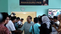Mantan Menko Kemaritiman Rizal Ramli saat memasuki ruang Haul ke-7 Gus Dur di DPP PKB.
