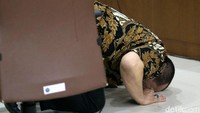 La Nyalla sujud syukur usai divonis bebas oleh hakim Pengadilan Tipikor Jakarta.