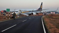 Pesawat yang membawa 161 penumpang dan awak tergelincir hingga keluar landasan. Indian Navy/Indian Ministry of Defence/Reuters.