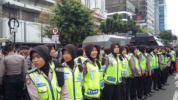 Barikade Polwan Berjilbab Ikut Amankan Suasana Luar Arena Sidang Ahok