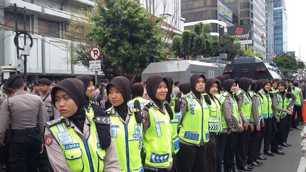 Massa Berdemo di Depan Gedung Sidang Ahok, Mobil Barracuda Polisi Disiagakan