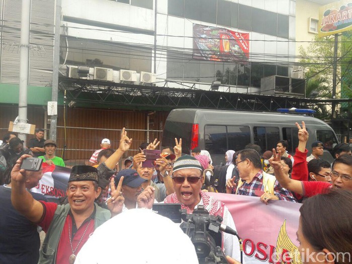 Hadir di Sekitar Pengadilan, Massa Pendukung Beri Dukungan untuk Ahok
