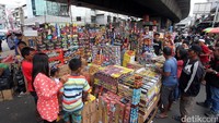 Sejumlah pembeli melihat-lihat kembang api yang dijual di kolong jalan di kawasan Asemka.