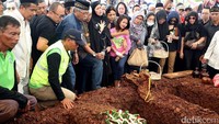 Tangis histeris dari keluarga dan anak korban juga mengantarkan jenazah ke liang lahat