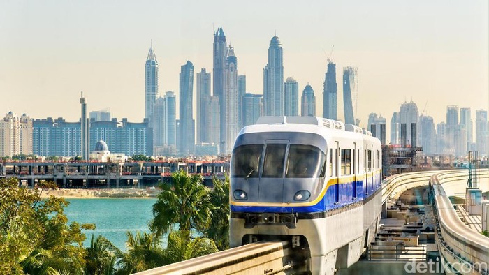 Naik Monorail di Dubai, Membelah Pulau Buatan
