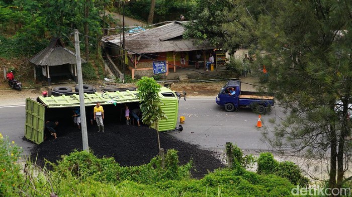 Ada Truk Terguling, Lalin Purwakarta ke Padalarang Macet 10 Km