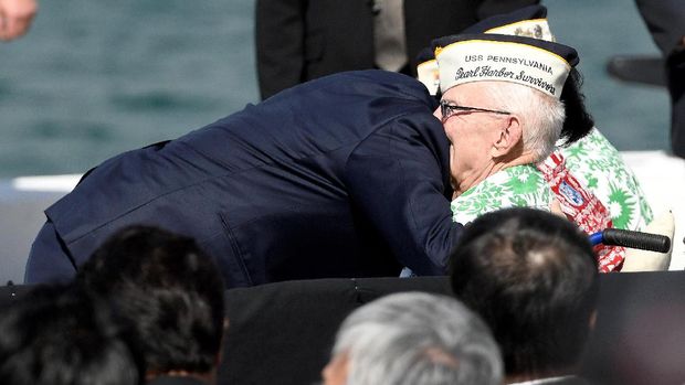 PM Abe memeluk veteran perang yang selamat dari serangan Jepang di Pearl Harbor