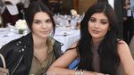 Kendall dan Kylie Jenner Terus Menebar Pesona