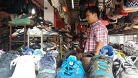 Selain tas, ada juga sejumlah sepatu dengan merek terkenal. Umumnya, sepatu -sepatu bekas baik jenis out door dan sepatu sport dalam kondisi 80 persen baik (Chaidir/detikTravel)