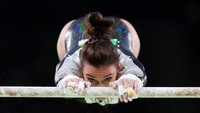 Erika Fasana (Italia) tengah menjalani kompetisi di kualifikasi nomor senam palang bertingkat gelaran Olimpiade 2016 (Foto: Tom Pennington/Getty Images)