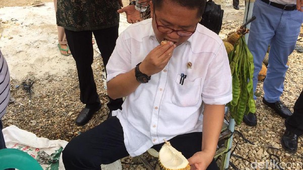 Sarapan ala Menkominfo: Makan Duren di Pinggir Jalan