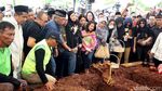 Tangis Histeris Anet Iringi Pemakaman Sang Ayah dan 2 Saudarinya