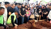 Terlihat duka mendalam dari wajah para pelayat atas kepergian Dodi dan dua anaknya. Ada puluhan pelayat yang menghadiri prosesi pemakaman.