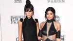 Kendall dan Kylie Jenner Terus Menebar Pesona