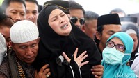 Keluarga dan kerabat yang berada di sekitar Anet pun turut menahan haru. Mereka pun sesenggukan dan terus mengucapkan doa mengiringi pemakaman Dodi dan 2 putrinya itu.