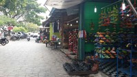 Jika berkunjung ke sana, kawasan pasar tersusun rapi, tidak becek sebagaimana umumnya tempat penjualan barang-barang bekas. Seluruh pertokoan merupakan bangunan permanen dengan lantai keramik (Chaidir/detikTravel)