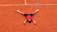 Setelah mengumpulkan beberapa titel Grand Slam, Novak Djokovic akhirnya meympurnkan gelarnya dengan memenangi Prancis Terbuka untuk kali pertama. Seperti ini ekspresi kelegaan dia setelah megalahkan Andy Murray di laga final pada 5 Juni lalu (Foto: AFP PHOTO / Thomas SAMSON)
