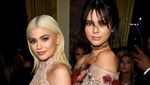 Kendall dan Kylie Jenner Terus Menebar Pesona
