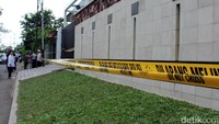 Rumah mewah yang menjadi tempat pembunuhan 6 orang itu kini masih diberi garis polisi.