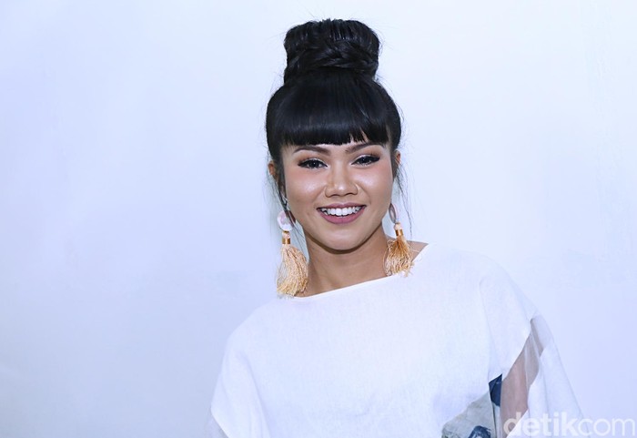 Nyanyikan Lagu Berbahasa Sunda, Yura Yunita: Kita Harus Tahu Asal Kita