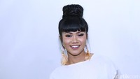 Penyanyi Yura Yunita merilis video klip terbarunya berjudul Intuisi. Pool/Palevi S/detikFoto.