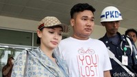 Entah disengaja atau tidak, namun Zaskia juga bergaya serupa saat menjenguk Jupe di RSCM, Salemba, jakarta Pusat pada Selasa (27/12/16). Pool/Ismail/detikFoto.
