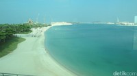 Kita akan melihat deretan pantai berpasir putih. Pantai-pantai tersebut semuanya buatan dan menjadi tempat wisata untuk turis (Afif/detikTravel)