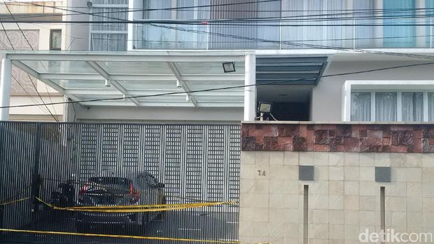 Mensos Khofifah Kirim Karangan Bunga ke Rumah Ir Dodi 