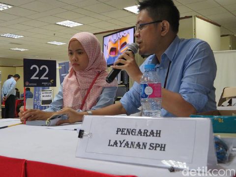 Petugas Pajak layani peserta tax amnesty