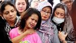 Tangis Histeris Anet Iringi Pemakaman Sang Ayah dan 2 Saudarinya