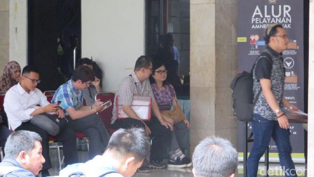 Antrean peserta tax amnesty di Kantor Ditjen Pajak