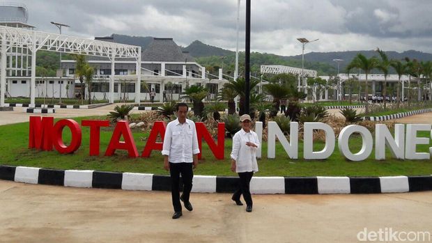 Jokowi dan Ibu Iriana di depan PLBN Motaain