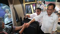 Budi Karya bersama Plt Gubernur DKI Jakarta Sumarsono menyapa penumpang.