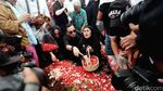 Tangis Histeris Anet Iringi Pemakaman Sang Ayah dan 2 Saudarinya