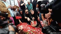 Secara bergantian jenazah Ir Dodi Triono dan 2 orang anaknya, Diona Arika Andra Putri (16) dan Dianita Gemma Dzalfayla (9), dikebumikan. Lantunan doa dan kalimat Laa ilaaha illallah terus mengiringi pemakaman ayah dan anak itu.